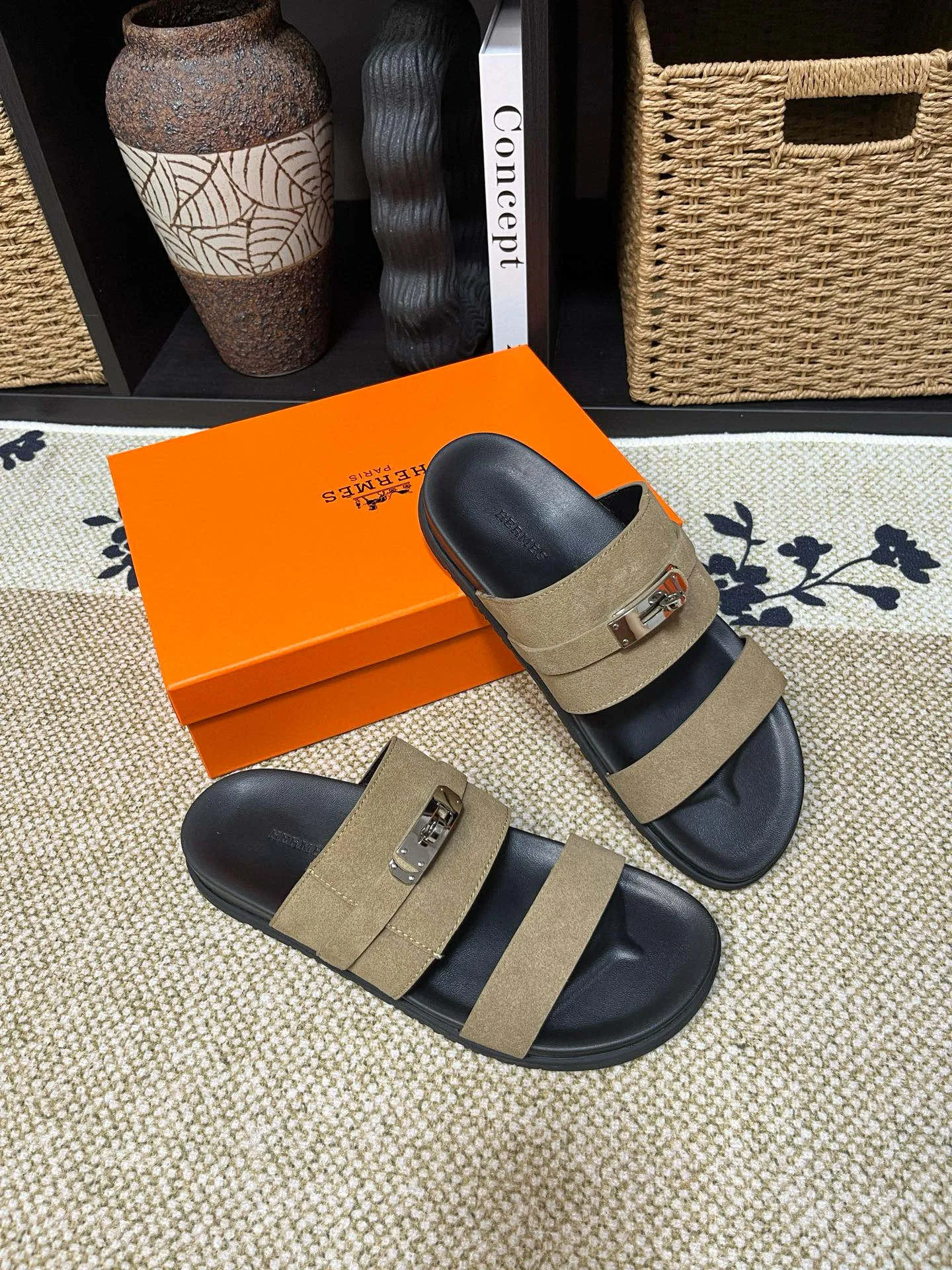 P300 Long-term stock Hermes men’s Kazimir slippers for couples - top quality woven calfskin functional sandals with intertwined uppers inspired by the “H” iconic pattern to create a casual look, perfect for summer. Imported cowhide + cowhide lining + TUP outsole Size: 35-46